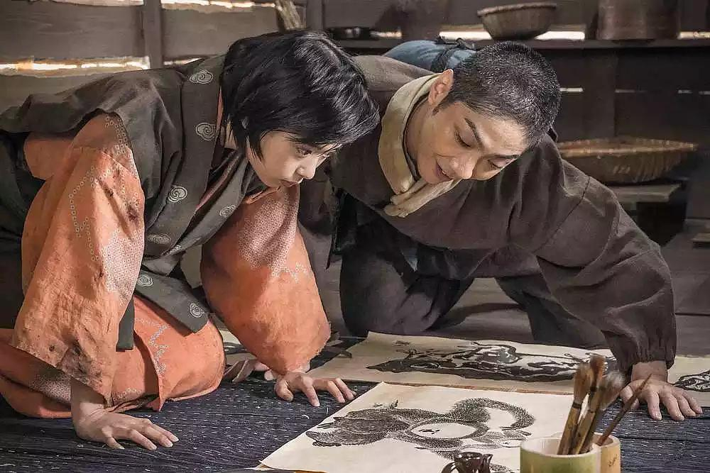 剧照：蓮(左)与専好(右)