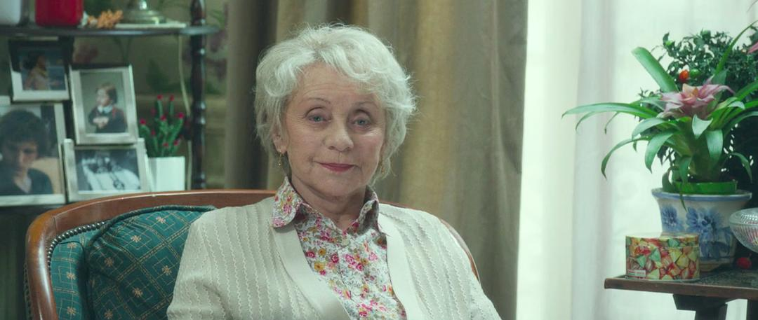 电影里面最喜欢的一幕：奶奶离开家去养老院之前，化着好看的妆，