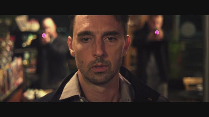 并未采用什么倒叙回忆等方式，直接告诉你这个人被抓了！