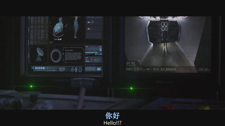 这个镜头出现过一次，有话筒，变声器，探测器等装置。