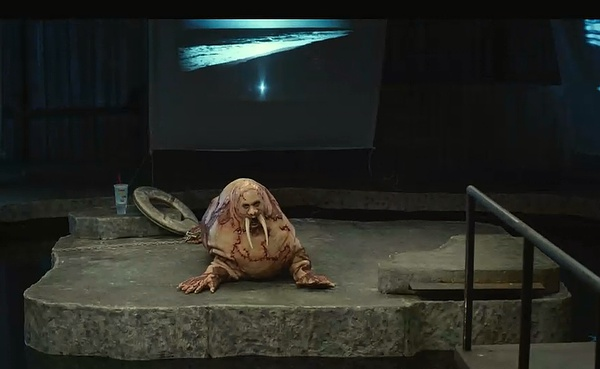 （不像鬼片慣用特效或音效嚇人，靠化妝技術，這幕就夠嚇人）