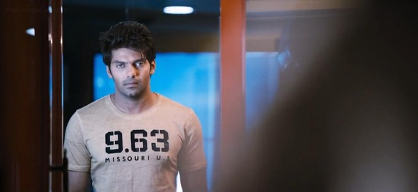 望着坐在轮椅上的萨拉，阿俊感到万分震惊