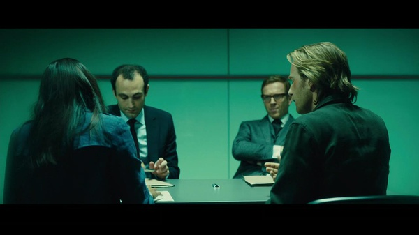 本来让Perry签的文件被Gail抢走了，他只能摊摊手很无奈