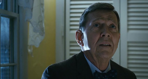 电影中那个略有通灵能力的老者