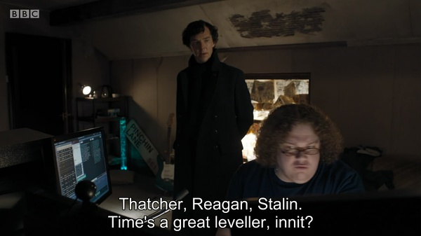 注意福尔摩斯身后的路名牌