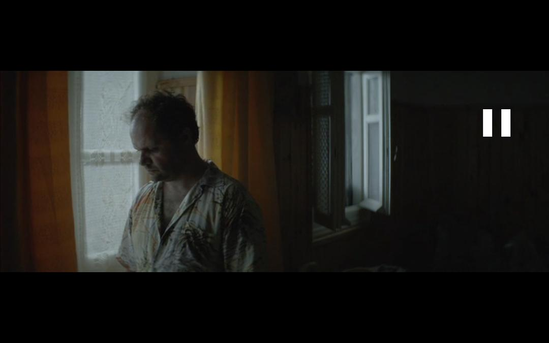 大叔回到家，门外是人们嘈杂的聊天声。