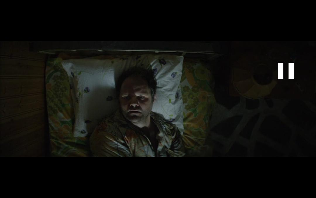 躺在床上，音乐起。