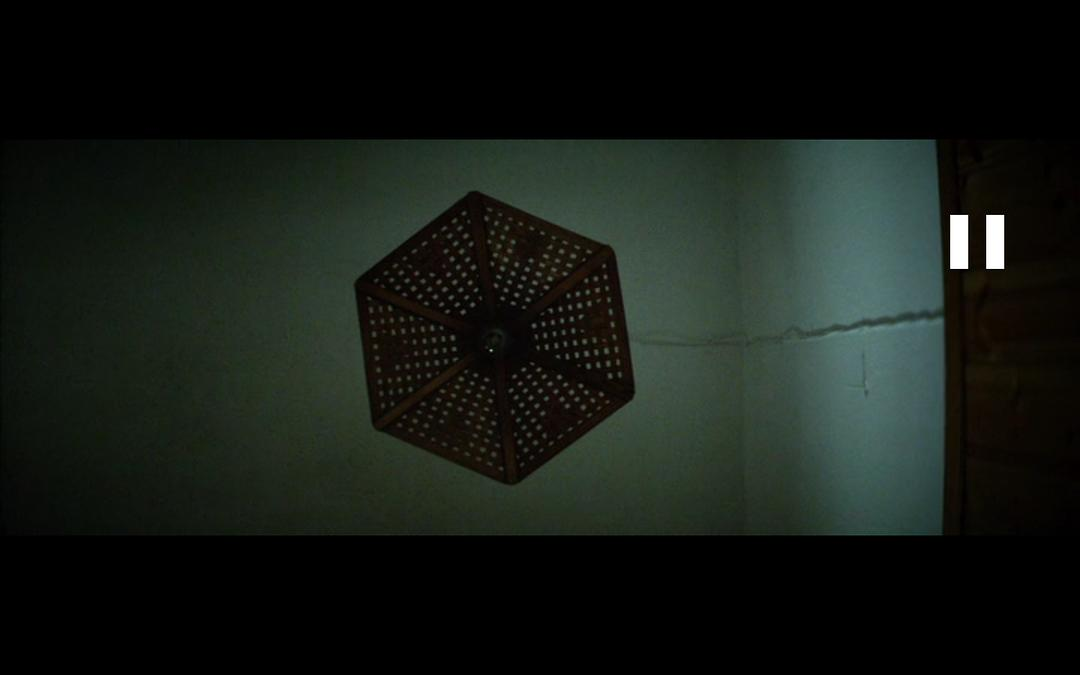 镜头切到看着吊灯天花板，音乐声又高了一点。